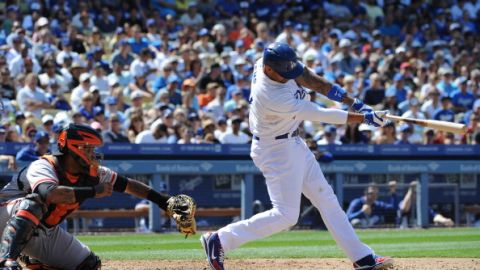 Matt Kemp conecta un sencillo en la sexta entrada contra los Gigantes de San Francisco en el Dodger Stadium