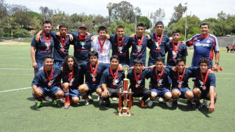 Los jugadores del equipoo Panamerican posan con su trofeo y medallas.