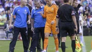 Cristiano Ronaldo (c) se retira del terreno de juego lesionado, durante el partido de Liga en Primera División ante el Real Valladolid.