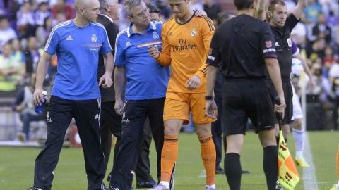 Cristiano Ronaldo (c) se retira del terreno de juego lesionado, durante el partido de Liga en Primera División ante el Real Valladolid.