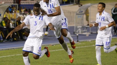 Carlo Costly (c) festeja con su compañero Maynor Figueroa (i) la clasificación de Honduras al Mundial de Brasil.