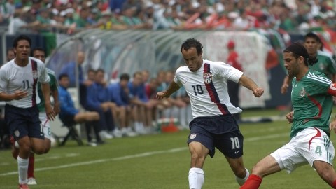 Rafa Márquez (4) volverá a ser el capitán del Tricolor mexicano. En la foto, Márquez disputa el balón con el estadounidense Landon Donovan.