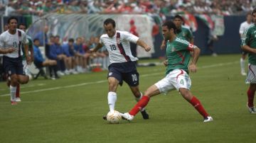 Rafa Márquez (4) volverá a ser el capitán del Tricolor mexicano. En la foto, Márquez disputa el balón con el estadounidense Landon Donovan.