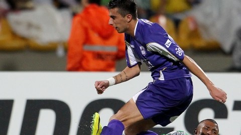 Leonardo País (i), de Defensor Sporting, anotó uno de los goles del conjunto uruguayo al Atlético Nacional, en el estadio Atanasio Girardot de Medellín.