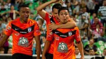Dieter Villalpando festeja con un compañero tras anotar el segundo gol del Pachuca con el que se metieron a la gran  final.