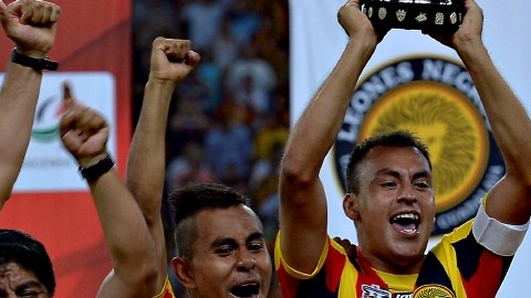 Los Leones Negros  presumen su trofeo de campeón del Ascenso MX.