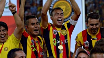 Los Leones Negros  presumen su trofeo de campeón del Ascenso MX.