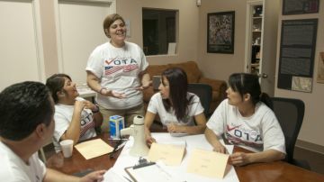 Raquel Terán, directora en Arizona del grupo Mi Familia Vota, habla con un conjunto de voluntarios de ese movimiento, ayer.