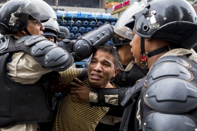 La policía venezolana detuvo la semana pasada a 243 jóvenes en una gigantesca redada nocturna.