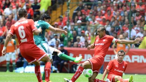 Carlos Peña celebra su gol sobre el cuadro de los Diablos Rojos, el único tanto del partido para meterse a la gran final.