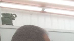 Raúl Pérez a veces corta pelo, otras administra su negocio. Trabaja los siete días.