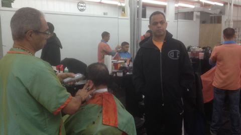 Raúl Pérez a veces corta pelo, otras administra su negocio. Trabaja los siete días.