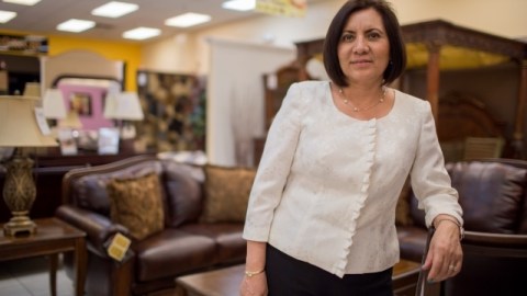 Rosa Macías, en una de las tiendas de Mueblería del Sol que la familia tiene en Arizona
