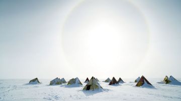Fotografía de archivo facilitada por la Australian Antarctic Division del campamento del equipo internacional de científicos que perforó núcleos de hielo en la cuenca Aurora