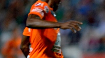 Walter Ayoví  (izq.) y Carlos Peña son vistos en acción durante el juego que tuvieron el 25 de enero en el Estadio Nou Camp.