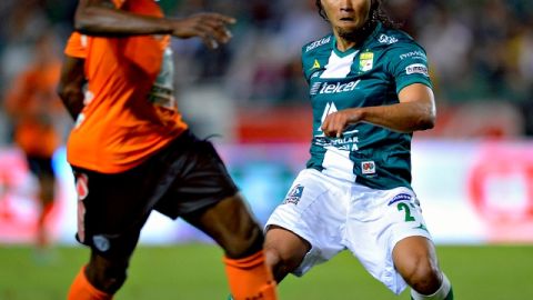 Walter Ayoví  (izq.) y Carlos Peña son vistos en acción durante el juego que tuvieron el 25 de enero en el Estadio Nou Camp.
