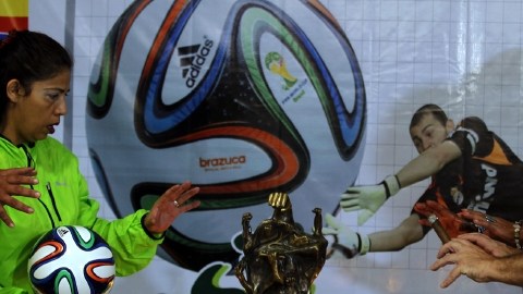 Con el amuleto 'mil manos', el Brujo Mayor realiza un ritual de buena energía para el seleccionado mexicano mundialista.