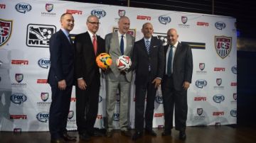 En la foto aparecen, de izquierda a derecha, Eric Shanks, copresidente de Fox Sports; Dan Flynn, secretario general de US Soccer; John Skipper, presidente de ESPN Inc.; Don Garber, comisionado de la MLS, y Juan Carlos Rodríguez, presidente de Univision Deportes.