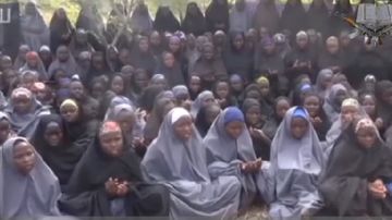 El grupo radical  Boko Haram difundió un video donde se observa a varias de las  raptadas  portando velos a la usanza islámica y recitando pasajes del Corán.
