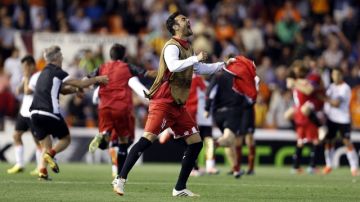 Vicente Iborra y sus compañeros celebran la clasificación del Sevilla a la final de la Liga Europa.