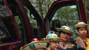 El vestuario y los accesorios son importados de Ecuador.