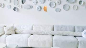Utiliza los platos de  viejas vajillas para crear un original diseño en las paredes de tu sala.