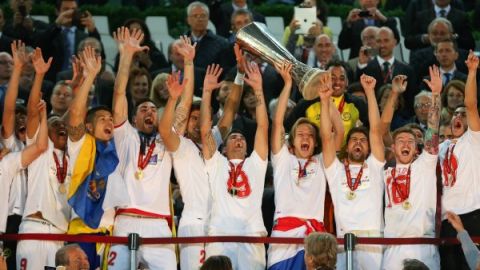 El capitán del Sevilla, Ivan Rakitic (c), sostiene el trofeo de campeone