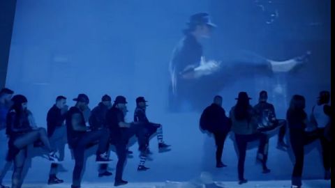El desaparecido cantante aparece en el video a través de escenas de sus clips más famosos.