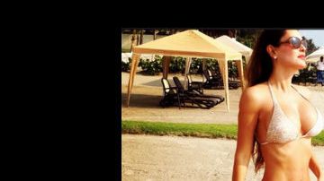 La cantante y actriz compartió a través de su cuenta de 'Twitter', una fotografía donde presumía sus sexys curvas.