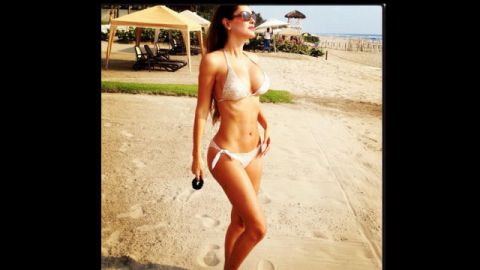 La cantante y actriz compartió a través de su cuenta de 'Twitter', una fotografía donde presumía sus sexys curvas.
