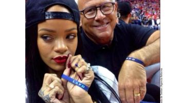 Rihanna también le firmó el teléfono agrietado a Soboroff para poder subastarlo.