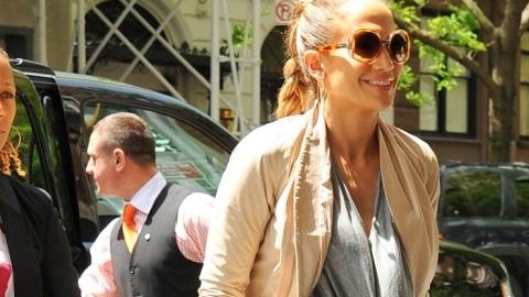 J.Lo se enfundó en unos pantalones de chándal y una camiseta gris muy ancha a su paso por NYC.