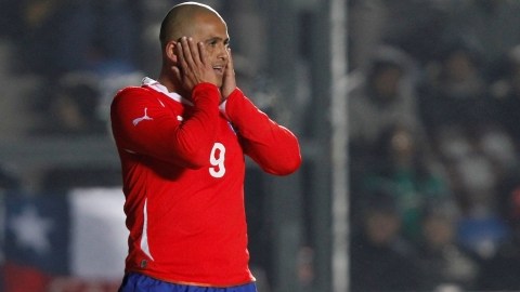 El chileno  Humberto Suazo se perderá la gran experiencia de jugar la Copa del Mundo en Brasil.