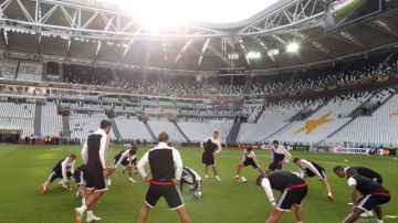 Integrantes del Club  Benfica calientan durante la práctica o del equipo en Turín  con miras al duelo de hoy.
