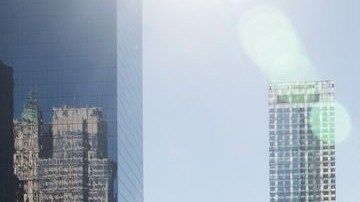 El Museo 11-S se erigió entre las dos piscinas reflectoras del monumento de recordación en el WTC.