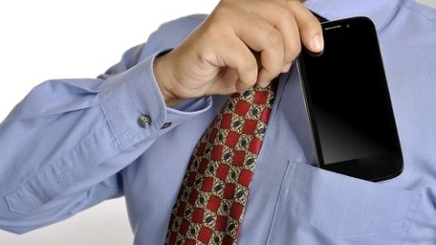 Es recomendable evitar el uso directo del teléfono celular sobre la oreja.