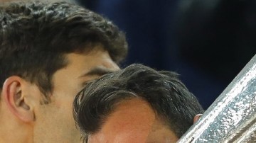 El arquero del Sevilla, Beto,   besa el trofeo de la Liga Europa.