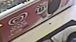 El sospechoso llevaba una gorra y una camiseta color azul oscura en el momento de los hechos.