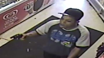 El sospechoso llevaba una gorra y una camiseta color azul oscura en el momento de los hechos.