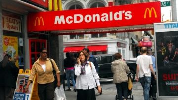 Los trabajadores de la industria de la comida rápida reclaman salarios dignos.