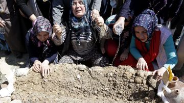 Las viudas le dan el último adiós a sus esposos muertos en mina turca.