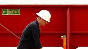 Técnicos chequean  el dispositivo Bluefin - 21 que realiza la búsqueda submarina del avión MH370 de Malaysian Airlines.