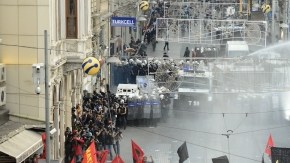 Policías antidisturbios, en Estambul,  utilizan cañón de agua para dispersar a participantes en manifestación por accidente de mina.