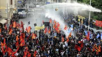 Policías antidisturbios, en Estambul,  utilizan cañón de agua para dispersar a participantes en manifestación por accidente de mina.
