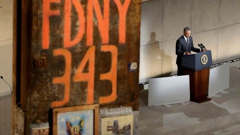 El presidente Obama habla cerca de "la última columna", de 56 toneladas de peso y casi 11 metros de altura, retirada de la "zona cero".
