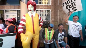 Trabajadores de un restaurante de comida rápida protestan afuera de una tienda McDonald's durante una acción llevada a cabo el pasado mes de diciembre.