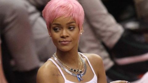 Rihanna mostró su nuevo look en el partido de baloncesto de Los Angeles Clippers.