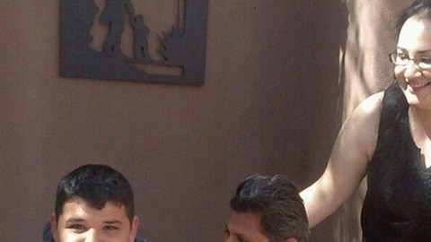 Daniel Neyoy Ruiz (centro) junto a su esposa e hijo, en un refugio de Tucson, Arizona.