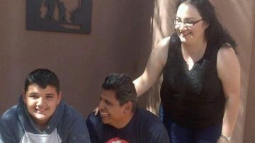 Daniel Neyoy Ruiz (centro) junto a su esposa e hijo, en un refugio de Tucson, Arizona.
