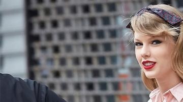 A Taylor Swift le encantan las diademad de estilo pin-up.